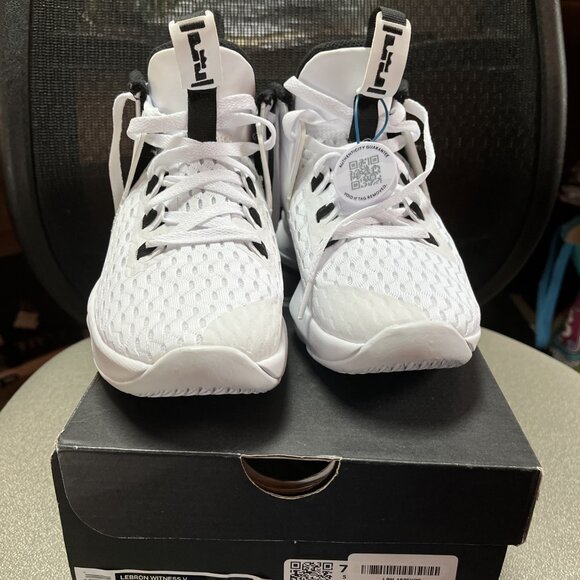 NEW - NIKE LEBRON WITNESS V Size 5.5 US main image 5